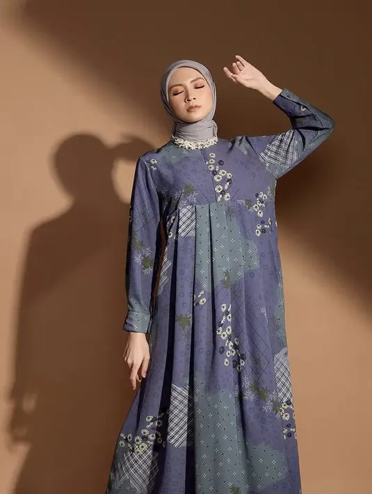 Donita pun tampil elegan dengan gamis warna biru navy serta kerudung abu-abunya. @donitabhubiy