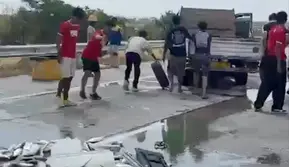 Ikan Berceceran di Tol Pemalang, Aksi Pemain Bola Ini Tidak Terduga