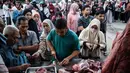 Pada hari meugang, masyarakat Aceh berbondong-bondong membeli daging untuk dimasak dan disantap bersama keluarga. Tradisi ini telah diwariskan secara turun-temurun dalam masyarakat Aceh. (YASUYOSHI CHIBA/AFP)