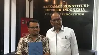 PNS di Pemerintah Provinsi Jawa Tengah Dwi Maryoso dan PNS di Kementerian Ketenagakerjaan Feryando Agung Santoso saat menyerahkan gugatan uji materi di MK. (Dok)