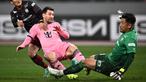 Pemain Inter Miami, Lionel Messi (tengah) berusaha mencetak gol ke gawang Vissel Kobe yang dijaga oleh Shota Arai (kanan) pada laga persahabatan yang berlangsung di National Stadium, Tokyo, Jepang, Rabu (07/02/2024). (AFP/Philip Fong)