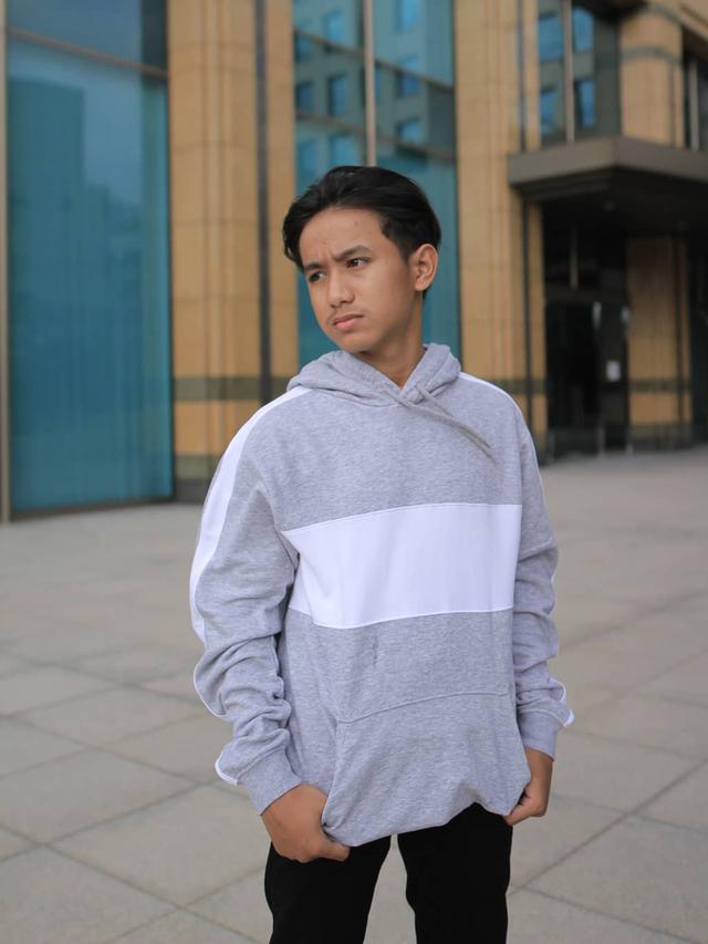 Sandingkan Foto dengan Iqbaal Ramadhan, Ini 6 Potret Gaya Rambut Baru Bowo