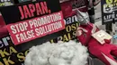 Aktivis Wahana Lingkungan Hidup Indonesia (Walhi) berunjuk rasa di depan Kantor Kedutaan Besar Jepang, Jakarta, Selasa (1/11/2022). Mereka menyampaikan protes terhadap pemerintah Jepang yang mempromosikan berbagai teknologi seperti co-firing hidrogen dan amonia, teknologi penangkapan dan penyimpanan karbont (CCS), serta penggunaan Liquid Natural Gas (LNG) untuk investasi sektor energi mereka melalui strategi GX (Green Transformation) karena dianggap solusi palsu dalam mengatasi krisis iklim. (Liputan6.com/Johan Tallo)