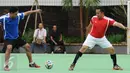 Menpora Imam Nahrawi (kanan) berebut bola dengan salah satu pewarta saat bermain futsal di Lapangan Kemenpora, Jakarta, Jumat (10/2). Laga futsal ini untuk memeriahkan Hari Pers Nasional 2017 di lingkungan Kemenpora. (Liputan6.com/Helmi Fithriansyah)
