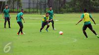 Pemain Bhayangkara FC, Evan Dimas Darmono (tengah) saat latihan seleksi Timnas Indonesia U-22 di Lapangan SPH Karawaci, Tangerang, Selasa (21/2). Latihan seleksi pertama Timnas Indonesia U-22 dipimpin pelatih Luis Milla. (Liputan6.com/Helmi Fithriansyah)