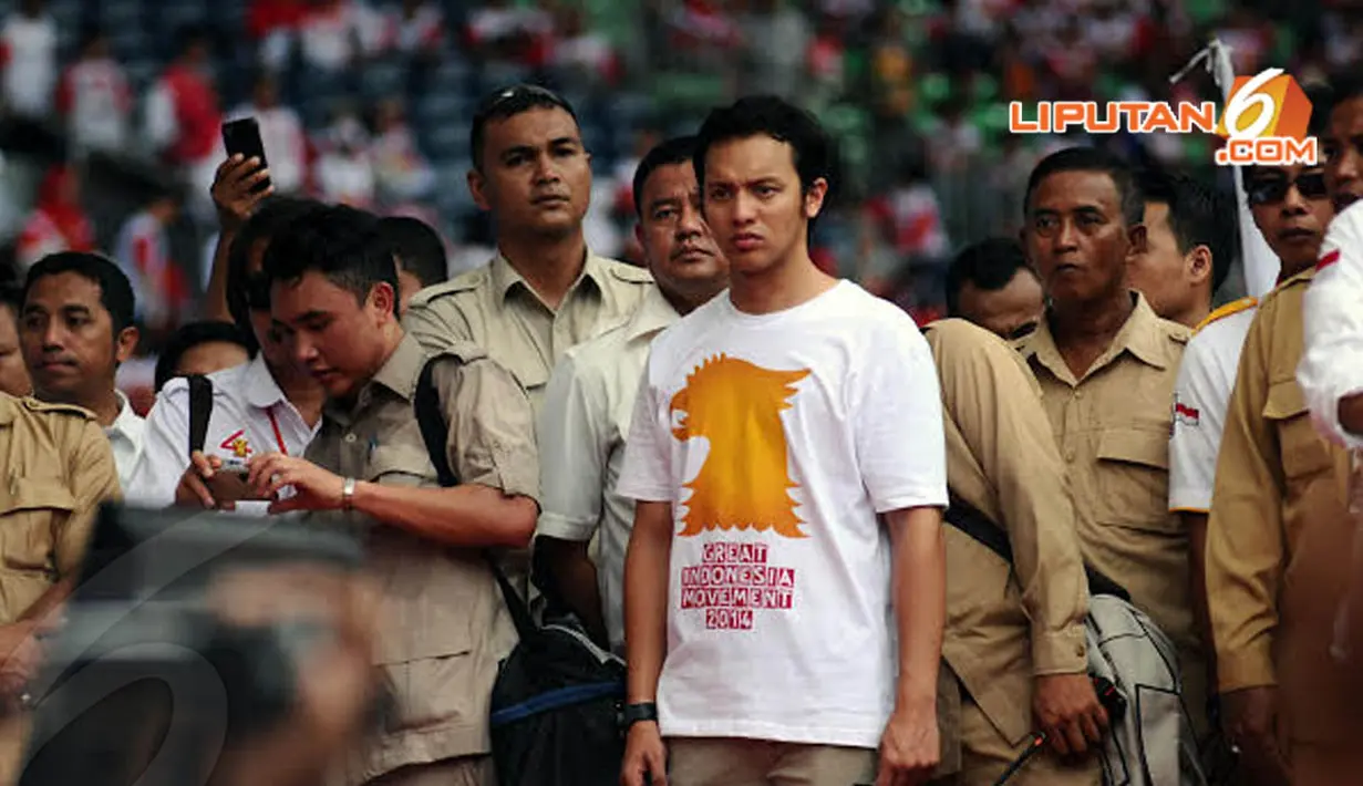  Mantan pembalap nasional Moreno Soeprapto yang kini menjadi Caleg dari Partai Gerindra terlihat hadir dalam kampanye yang digelar di Stadion GBK Jakarta (Liputan6.com/Helmi Fithriansyah)