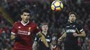 Striker Liverpool, Dominic Solanke mengejar bola saat menghadapi Swansea City pada laga Liga Inggris 2017/2018 di Anfield Stadium, Liverpool (26/12/2017). Hanya tampil dalam 27 laga bersama Liverpool dalam satu setengah musim, 2017/2018 hingga tengah musim 2018/2019, Dominic Solanke akhirnya dilepas ke AFC Bournemouth pada tengah musim 2018/2019 dengan nilai transfer 21,2 juta euro atau kini setara Rp347 miliar. (AFP/Paul Ellis)