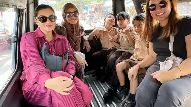 Potret Ashanty dan Meisya Siregar temani anak-anak mereka naik angkot (Sumber: Instagram/meisya_siregar)