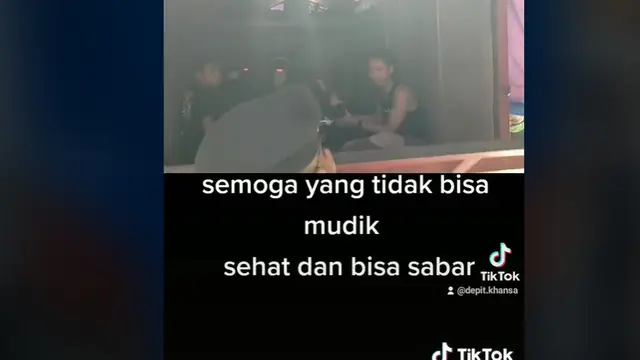 Viral, Pemudik Diciduk Petugas Usai Ketahuan Sembunyi di Dalam Truk Tertutup Terpal.