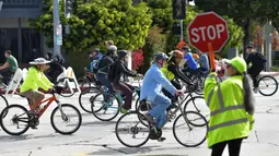 Orang-orang mengendarai sepeda di jalan-jalan bebas kendaraan bermotor pada acara CicLAvia di Culver City, Los Angeles, Minggu (3/3). Selain dihadiri oleh pesepeda, CicLAvia atau car free day ini juga akan diramaikan oleh pejalan kaki. (Chris Delmas/AFP)