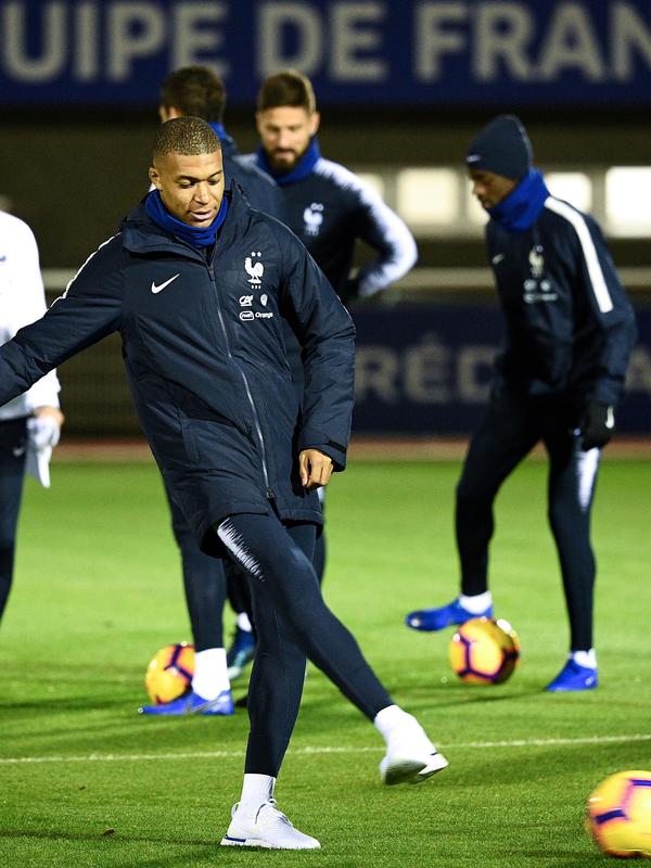 Striker timnas Prancis, Kylian Mbappe menendang bola saat mengikuti latihandi Clairefontaine-en-Yvelines (12/11). Prancis akan bertanding melawan Belanda di UEFA Nations League. (AFP Photo/Franck Fife)