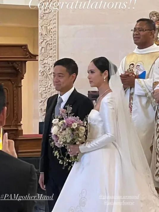 Pamela juga mengenakan veil putih sebagai aksesori pengantin ala Barat, yang disematkan rambutnya yang ditata bergaya updo. [Instagram/pammybowie]