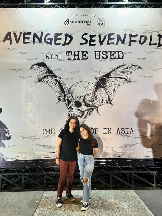 Gaya pasangan Dul dan Tissa saat nonton konser. Keduanya tampil kompak mengenakan atasan kaus hitam lengan pendek dan dipadu celana jeans. [Foto: Instagram/tissabiani]