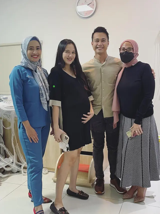 Eza Gionino antar istri kontrol kehamilan (Foto: Instagram ezagio)