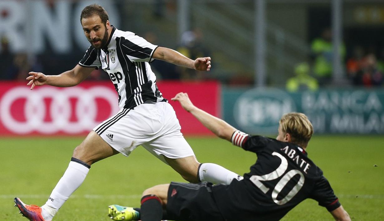 Pemain AC Milan, Ignazio Abate, berusaha menghentikan laju striker Juventus, Gonzalo Higuain, pada laga pekan ke-9 Serie A 2016-2017, di San Siro, Minggu (23/10/2016) dini hari WIB. Ma. (AFP/Marco Bertorello)