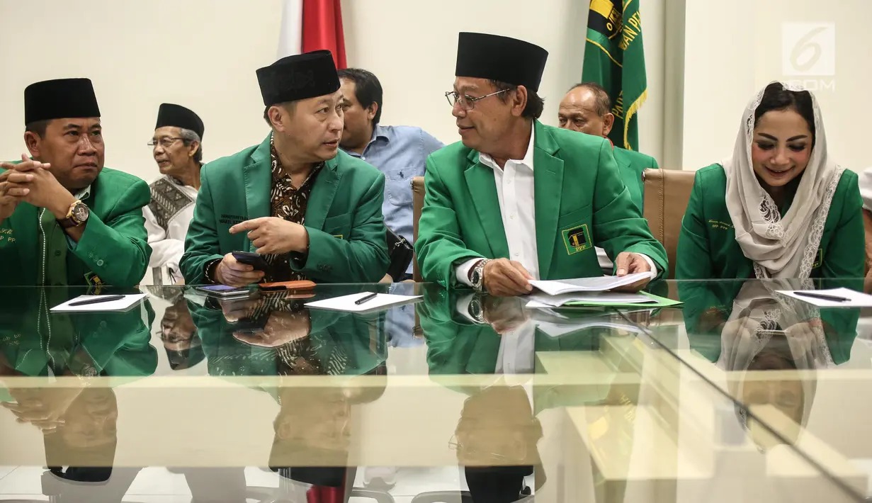 Ketum PPP Djan Faridz bersiap memberi keterangan pers, Jakarta, Kamis (20/7). Djan meminta seluruh kader dan simpatisan PPP di seluruh Indonesia untuk bersabar menunggu keputusan hukum yang sedang berproses di Mahkamah Agung. (Liputan6.com/Faizal Fanani)