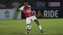 Gelandang Persipura Jayapura, Todd Rivaldo, mengontrol bola saat melawan Bhayangkara FC pada laga Liga 1 di Stadion PTIK, Jakarta, Senin (18/11). Bhayangkara menang 2-0 atas Persipura. (Bola.com/Vitalis Yogi Trisna)
