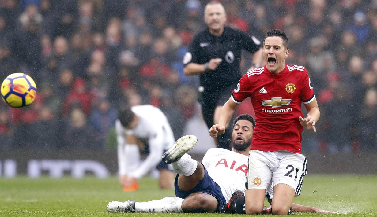 Gelandang Manchester United, Ander Herrera, dijatuhkan gelandang Tottenham, Mousa Dembele, pada laga Premier League di Stadion Old Trafford, Manchester, Minggu (28/10/2017). MU menang 1-0 atas Tottenham. (AP/Martin Rickett)