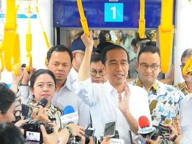 Presiden Joko Widodo mencoba moda transportasi MRT dari Stasiun Bundaran HI-Lebak Bulus di Jakarta, Selasa (19/3). Jokowi mengajak sejumlah Menteri Kabinet Kerja menjajal MRT Jakarta. (Liputan6.com/Angga Yuniar)