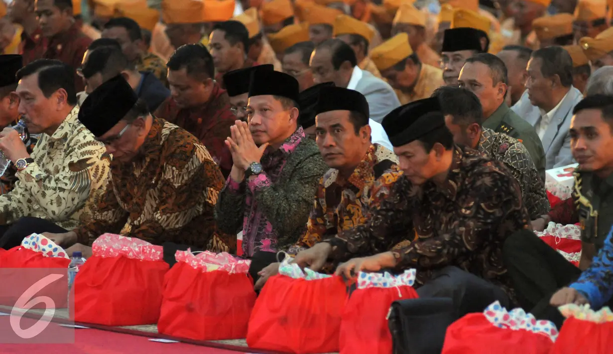 Calon Kapolri, Komjen Pol Tito Karnavian (tengah) hadir dalam acara Silaturahmi Presiden Jokowi dengan Keluarga Besar TNI di Mabes TNI, Jakarta, Senin (27/6). Ribuan anak yatim dan veteran ikut dalam acara tersebut. (Liputan6.com/Helmi Fithriansyah)