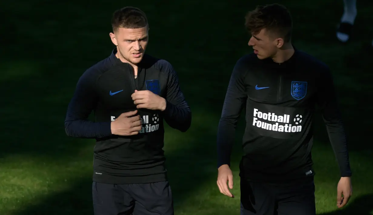 Bek Inggris, Kieran Trippier berbincang dengan gelandang Mason Mount saat latihan di Ciudad Deportiva Luis del Sol, Sevilla (14/10). Inggris akan melawan Spanyol  dalam laga lanjutan Liga A Grup 4 UEFA Nations League 2018. (AFP Photo/Jorge Guerrero)
