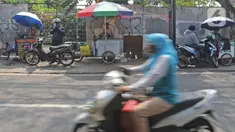 Kendaraan melintasi penjahit di kawasan Lenteng Agung, Jakarta, Sabtu (12/06/2021). Berdasarkan data Kemenko Perekonomian per 8 Juni 2021, presentase realisasi anggaran program Pemulihan Ekonomi Nasional (PEN) 2021 masih cukup rendah. (Liputan6.com/Herman Zakharia)
