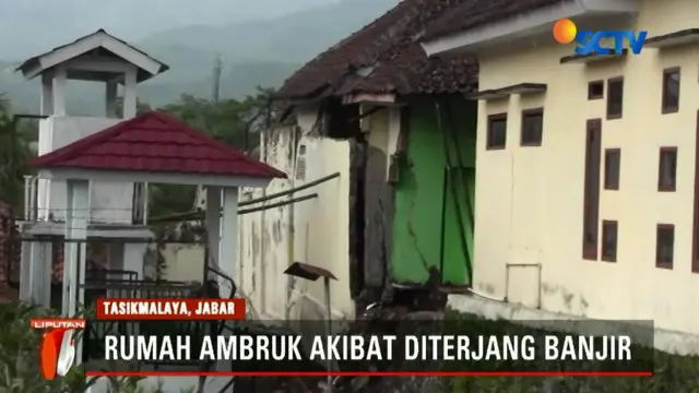 Sebuah rumah milik H. Ahmad Sanusi warga Cigereung, Kecamatan Cipedes, Kota Tasikmalaya, roboh akibat hujan deras yang melanda wilayah kota Tasikmalaya.