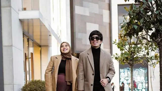 9 Ide Padu Padan Baju Hitam dengan Hijab ala Seleb, Zaskia Sungkar-Syahrini