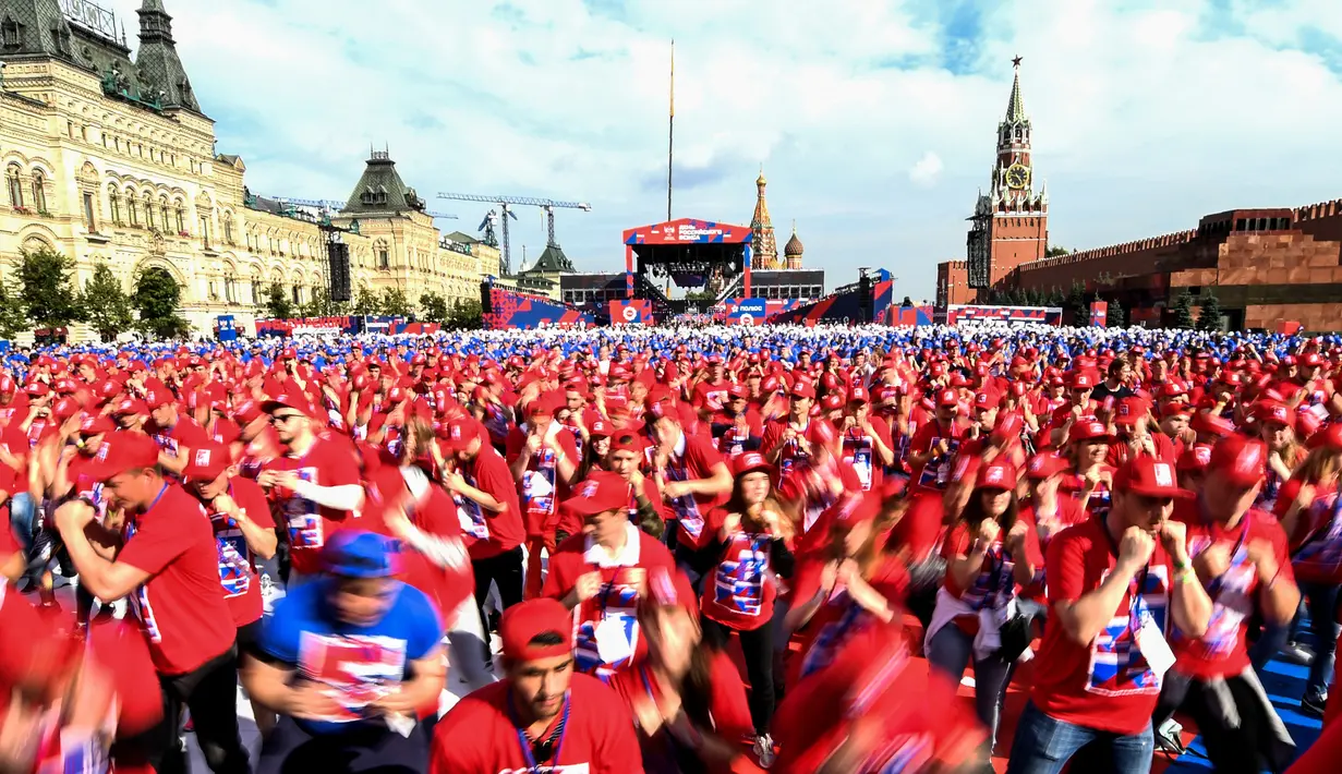 Ribuan orang mengikuti latihan tinju untuk memecahkan rekor latihan tinju massal Guinness World di Lapangan Merah, di Moskow, Rusia (22/7). Acara ini juga bertujuan untuk merayakan Hari Tinju Dunia. (AFP Photo/Kirill Kudryavtsev)