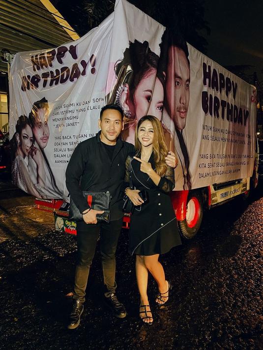 Semula Jenita Janet memberikan hadiah khusus kepada sang suami berupa banner  bertuliskan Happy Birthday yang dipasang di truk. Ini membuat Danu Sofwan tertawa. (Foto: Instagram/@jenitajanet)