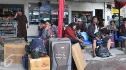 Terlihat beberapa orang sedang menunggu bus di terminal Pulogadung, Jakarta, Jumat (10/7/15). Pada H -7, terminal Polugadung tercatat memberangkatkan sebanyak 521 penumpang dan bus yang diberangkatkan sekitar 118 bus. (Liputan6.com/Herman Zakharia)