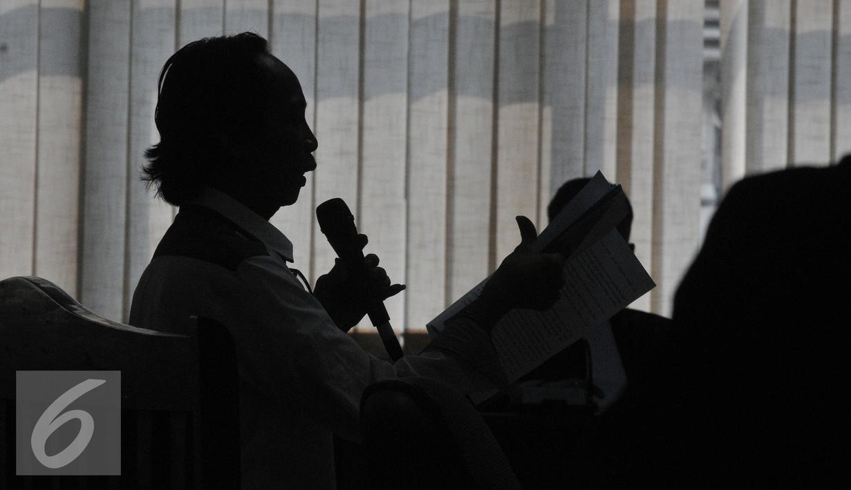 Terdakwa tindak pidana korupsi pengadaan program siap siar di LPP TVRI,  Mandra Naih saat menjalani sidang lanjutan di Pengadilan Tipikor, Jakarta, Senin (31/8/2015). Mandra  menjabat sebagai Direktur PT Viandra Production. (Liputan6.com/Herman Zakharia)