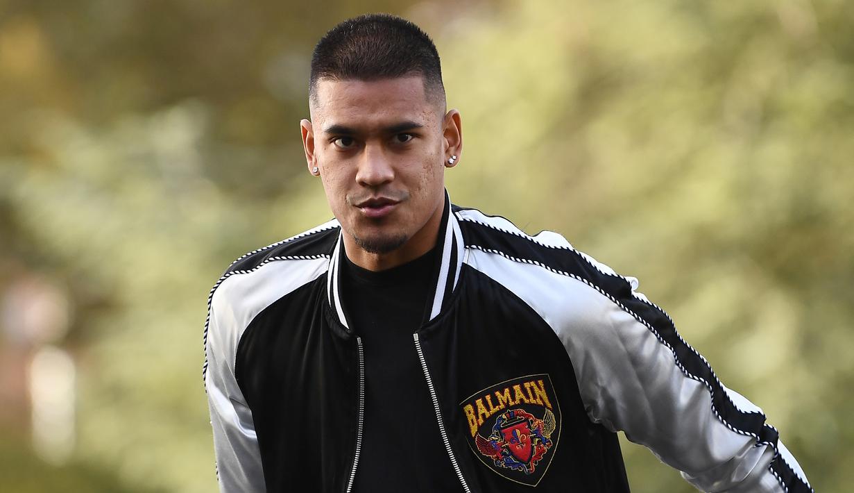 Kiper Prancis, Alphonse Aerola, saat tiba di lokasi latihan di Clairefontaine en Yvelines, Prancis, Selasa (12/11). Prancis akan berhadapan dengan Moladavia dan Albania di Kualifikasi Piala Eropa 2020. (AFP/Franck Fife)