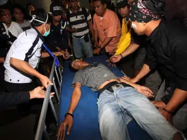 Sejumlah mahasiswa dan petugas Rumah Sakit menggotong salah satu korban bentrok antara mahasiswa pengunjuk rasa penolak kenaikan harga bahan bakar minyak (BBM) dengan polisi di jalan Diponegoro, Jakarta, Kamis malam (29/3). (Antara)