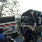 Lima orang mengalami luka berat akibat tabrakan beruntun yang melibatkan tiga bus. (Liputan6.com/Jayadi Supriadin)