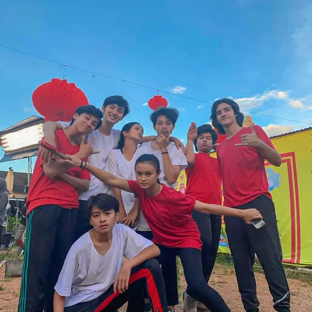 Main ‘Dari Jendela SMP’, Ini 6 Potret Liya Cewek Viral Foto KTP Cantik Bareng Pemain