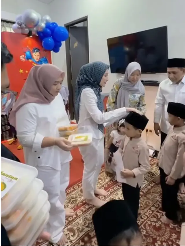 6 Potret Nathalie Holscher Tampil Berhijab di Ultah Adzam ke-4, Curi Perhatian