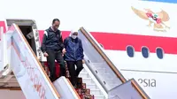Presiden Jokowi dan Ibu Negara Iriana Jokowi turun dari Pesawat GIA-1 di Bandara Moskow, Rusia. (Dok Setpres)