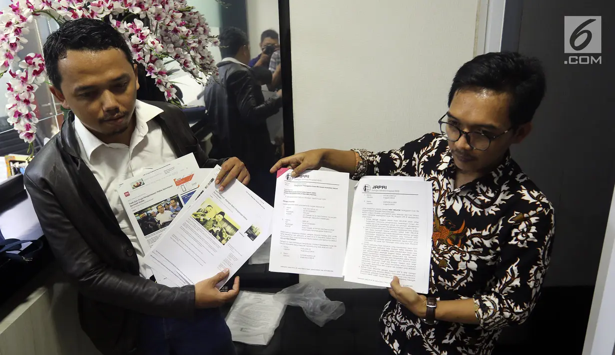 Jaringan Advokat Pengawal NKRI menunjukkan dokumen saat melapor kepada Mahkamah Kehormatan Dewan (MKD) terkait kasus penyebaran berita hoaks penganiayaan aktivis perempuan Ratna Sarumpaet di Jakarta, Kamis (4/10). (Liputan6.com/Johan Tallo)