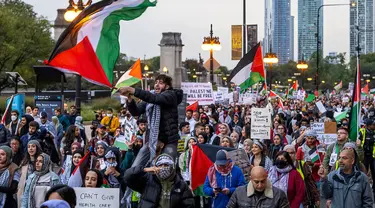 Pendukung Palestina melakukan aksi long march mengecam penyerangan Israel ke wilayah Palestina di Chicago, Amerika Serikat, Rabu (11/10/2023). Ribuan orang melakukan aksi dengan mengibarkan bendera Palestina, membawa poster, dan meneriakkan "Palestina Harus Merdeka". (Tyler Pasciak LaRiviere/Chicago Sun-Times via AP)