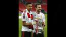 Pemain MU, Jesse Lingard (kiri) dan Juan Mata memegang trofi Piala FA setelah mengalahkan Crystal Palace dan keluar sebagai juara Piala FA 2015/2016. Kedua pemain tersebut menjadi pahlawan dengan mencetak masing-masing satu gol bagi kemenangan 2-1 Setan Merah atas Crystal Palace. (AFP/Ian Kington)