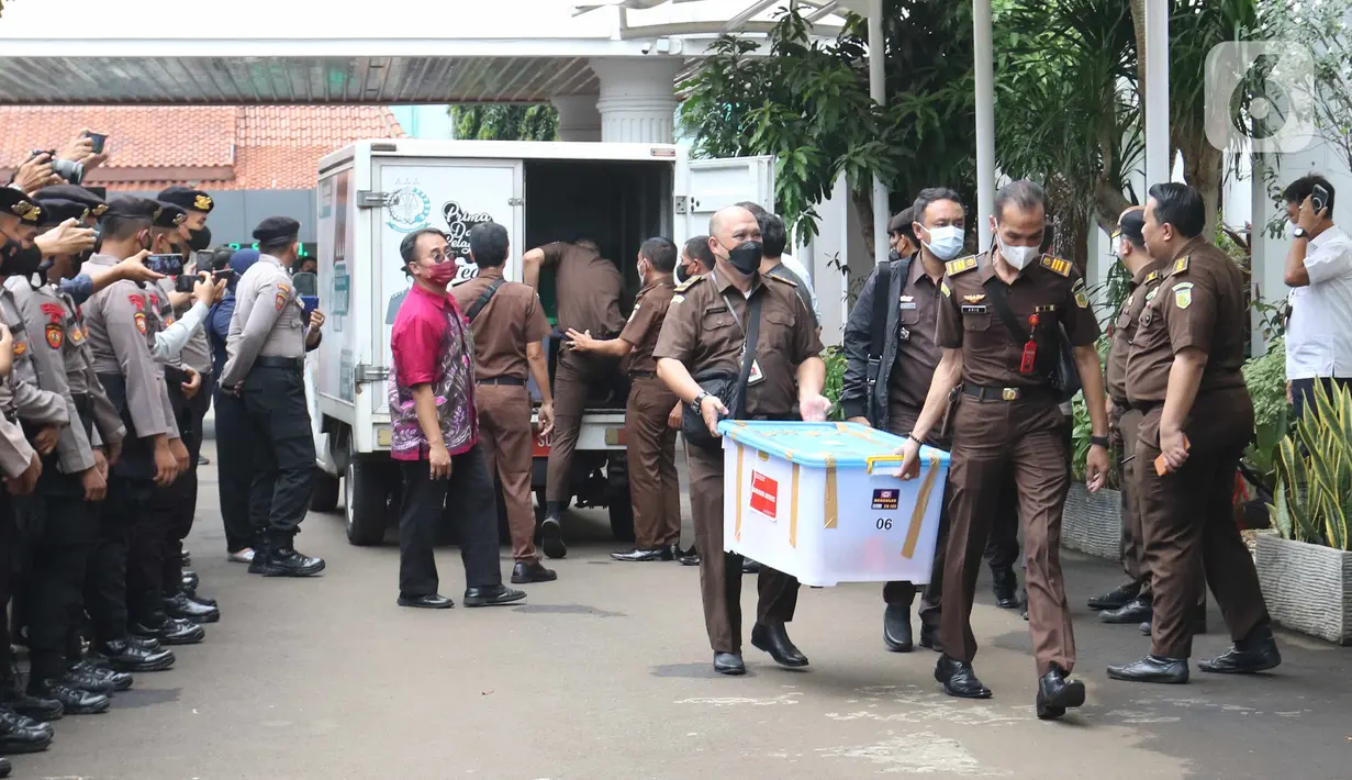 Petugas membawa barang bukti kasus pembunuhan berencana Brigadir J saat proses pelimpahan tahap dua kasus tersebut di Gedung Kejaksaan Agung, Jakarta, Rabu (5/10/2022). Penyidik Bareskrim Polri menyerahkan barang bukti beserta kesebelas tersangka kepada Kejaksaan Agung terkait kasus pembunuhan berencana Brigadir J dan obstruction of justice yang menjerat mantan Kadiv Propam Ferdy Sambo sebagai tersangka. (Liputan6.com/Herman Zakharia)