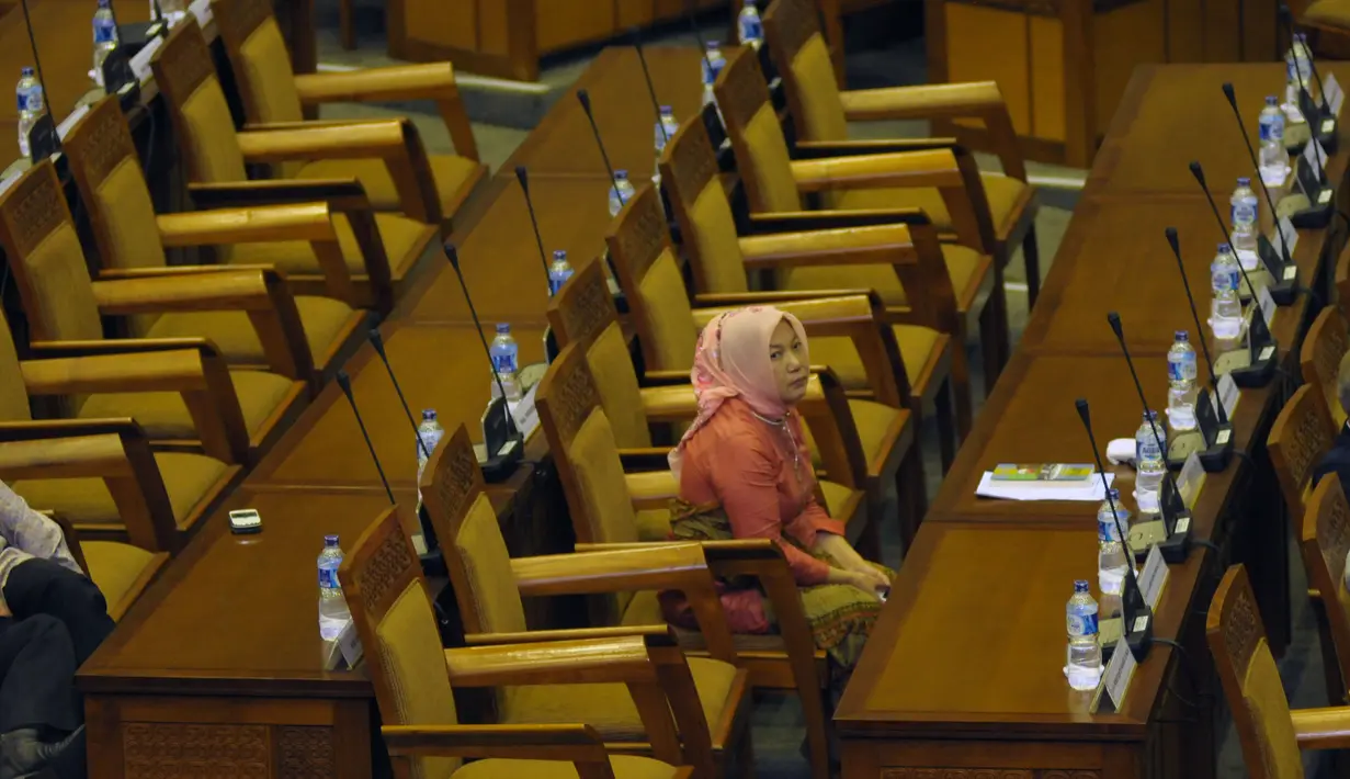 Seorang anggota dewan harus duduk sendiri di antara bangku-bangku kosong saat berlangsungnya Rapat Paripurna ke 21 di gedung DPR RI pada Rabu 5 Maret 2014 (Liputan6.com/Helmi Fithriansyah).