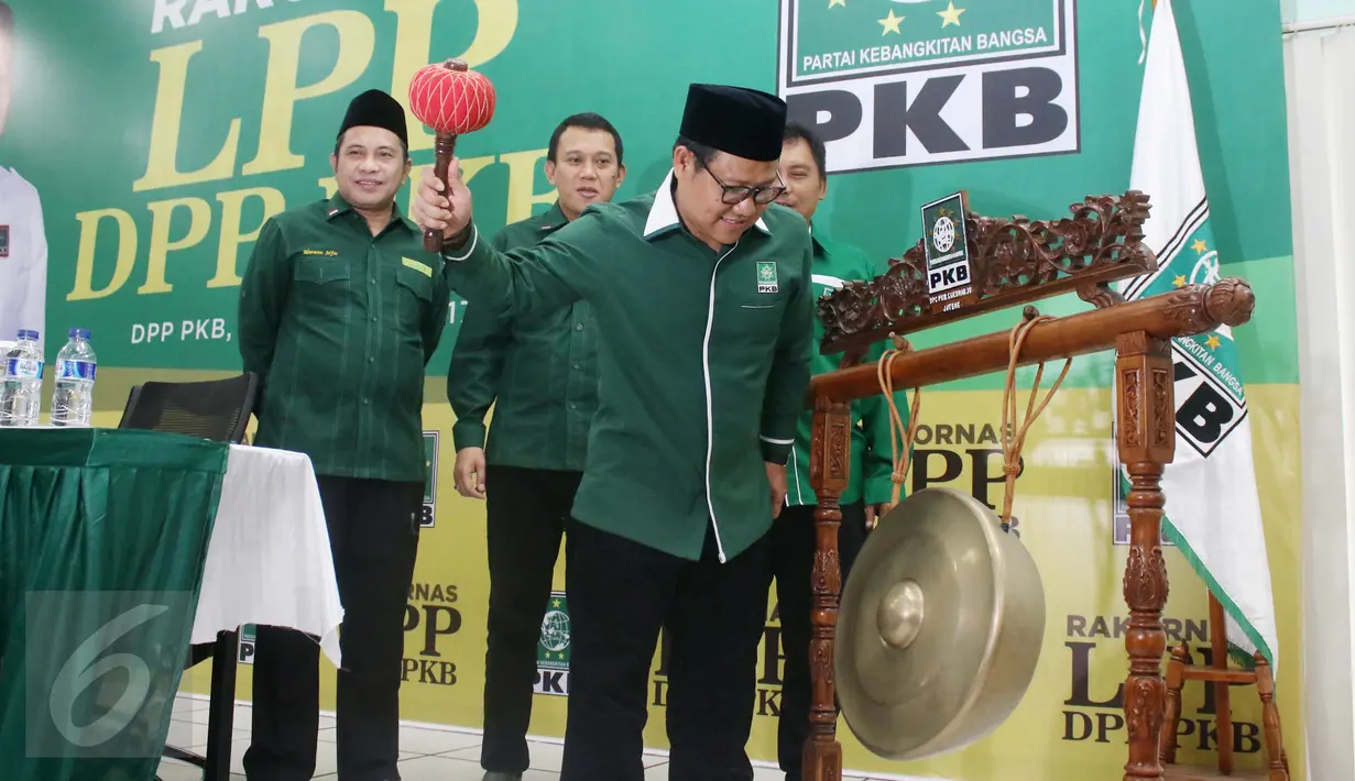 Ketum PKB Muhaimin Iskandar (Cak Imin) memukul gong pada Pembukaan Rakornas LPP DPP PKB, Jakarta, Sabtu (29/4). Muhaimin mengatakan PKB menargetkan tahun 2019 harus memenangkan Pemilu atau minimal kedua partai terbesar. (Liputan6.com/Angga Yuniar)