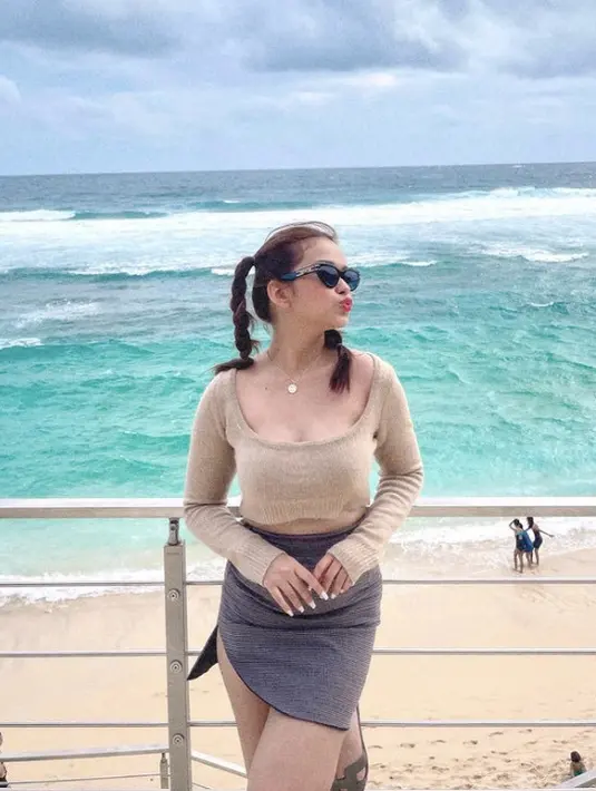 Ia juga mengenakan crop top lengan panjang warna coklat susu dipadukan mini skirt dengan belahan warna abu-abu. (@rklopperr)