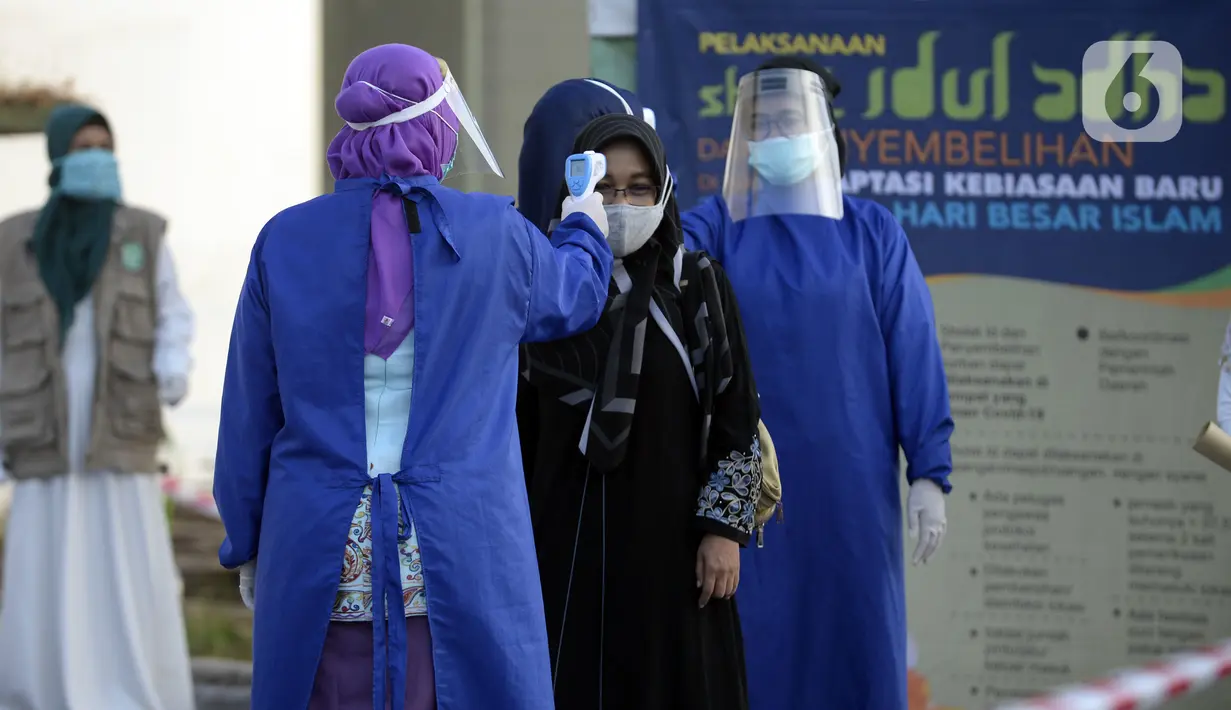 Pegawai pemerintahan Wali Kota Tangerang Selatan menjalani pengecekan suhu saat akan salat Idul Adha di Masjid Al I'tishom, Kompleks Wali Kota Tangerang Selatan, Jumat (31/7/2020). Salat menerapkan physical distancing atau jaga jarak untuk mengantisipasi penularan COVID-19. (merdeka.com/Dwi Narwoko)