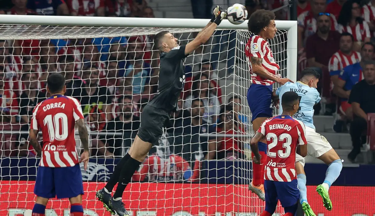 Penjaga gawang Atletico Madrid Ivo Grbic (tengah) menghalau bola saat melawan Celta Vigo pada pertandingan sepak bola Liga Spanyol di Stadion Wanda Metropolitano, Madrid, Spanyol, 10 September 2022. Atletico Madrid menang 4-1. (Thomas COEX/AFP)