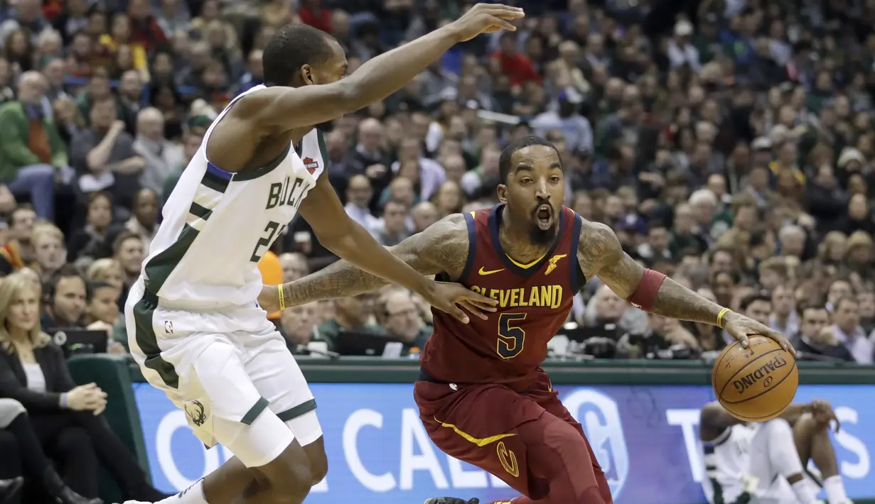 Pemain Cleveland Cavaliers, JR Smith mecoba melewati adangan pemain Milwaukee Bucks, Khris Middleton pada laga NBA basketball game di BMO Harris Bradley Center, Milwaukee, (19/12/2017). Bucks menang 119-116. (AP/Morry Gash)