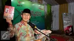 Ketua DKPP, Jimly Asshiddiqie menunjukkan dua buah buku yang diluncurkan pada perayaan empat tahun DKPP di Jakarta, Senin (13/6/2016). DKPP meluncurkan buku yang merekam jejak Pemilukada Serentak pada 2015 lalu. (Liputan6.com/Helmi Fithriansyah)