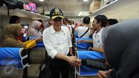 Menteri Perhubungan, Ignasius Jonan (tengah) menyapa pemudik saat melakukan pemeriksaan mendadak di Stasiun Senen, Jakarta, Sabtu (2/7). 800 pemudik diberangkatkan dengan kereta tambahan luar biasa. (Liputan6.com/Helmi Fithriansyah)